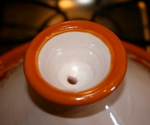 It is this small hole in the top of the coned lid that allows air to circulate and the pot to steam.